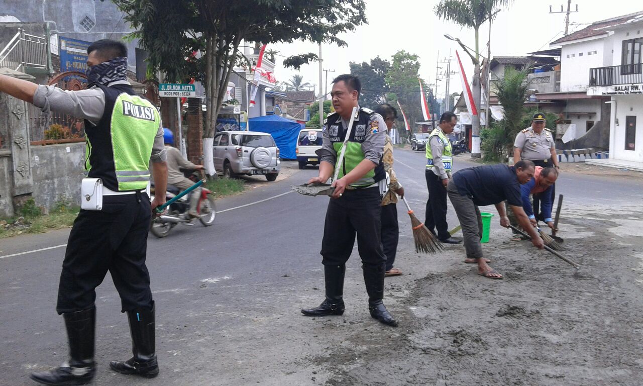 Polisi bersihkan tumpahan bahan cor di simpang 3 pendem