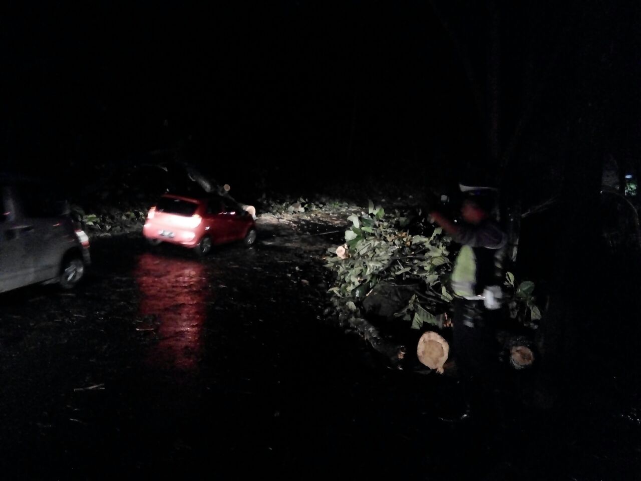 Paska evakuasi Pohon tumbang, anggota Polres Batu tetap layani pengguna jalan