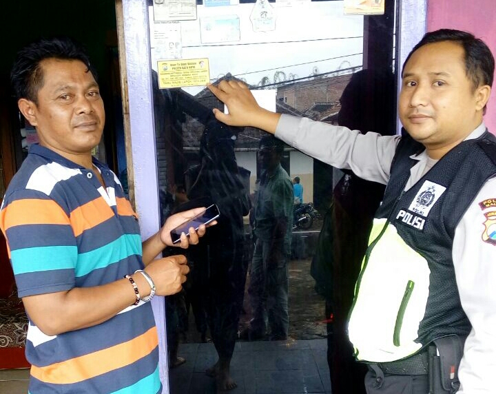 Dor too door bersama Bhabin Ds.Oro oro ombo bagikan striker tamu wajib lapor