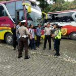 Anggota Srikandi Dikyasa Satlantas Bersama Kanit Turjawali Polres Batu Binluh Kepada Pengemudi Bis Untuk mengurangi Pelanggaran lalulintas Dan laka Lantas