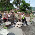 Menjalin Sinergitas, Anggota Bhabinkamtibmas Desa Waturejo Polres Batu Melaksanakan pengecoran bahu jalan bersama Linmas