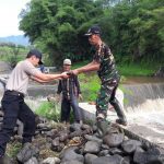 Anggota Polres Batu, Sektor Junrejo Karya Bhakti Membantu Warga Terkena Bencana Alam di Awal Tahun