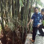 Anggota  Polsek Batu Kota Polres Batu Giatkan Pengecekan Proyek Pembangunan Tanggul Penahan Air
