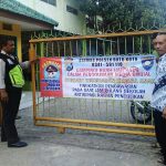 Laksanakan Patroli Kamtibmas,Binmas Polsek Batu Polres Batu pasang Banner Himbauan Harkamtibmas Di Pagar Sekolah Sekolah
