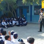 Bhabinkamtibmas bripka Agung Widodo berkunjung Ke SMP PGRI 01 Batu Sampaikan Pesan Kamtibmas