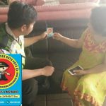 Berikan Kartu Himbauan Kamtibmas Anggota Bhabinkamtibmas Polsek Batu Polres Batu Giatkan Kunjungan Kemitraan Tempat Usaha Untuk Menjalin Sinergitas