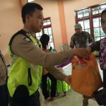 Pengawasan Melekat Penyaluran Paket Sembako Kepada Masyarakat, Anggota Bhabin Polsek Bumiaji Polres Batu Giatkan Patroli Tatap Muka