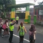 Polsek Ngantang Polres Batu Poros Pagi Berikan Pelayanan Prima Pada Pagi Hari Untuk Menyebrangkan Anak Sekolah