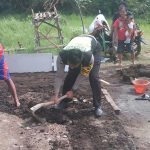 Menjalin Sinergitas, Anggota Bhabin Polsek Batu Polres Batu Bantu Warganya Membangun Rumah