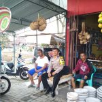Anggota Bhabinkamtibmas Desa Pendem Polsek Junrejo Polres Batu Sambang Kunjung Ke Warga Penjual Cobek