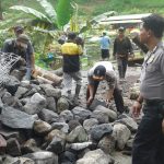Anggota Bhabinkamtibmas Pagersari Polsek Ngantang Polres Batu Datang Dalam Giat Kerja Bakti Warga