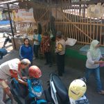 Anggota Bhabin Temas Polsek Batu Kota Polres Batu Jalin Kemitraan Sambang Dengan Juru Parkir Di Pasar