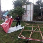 Kanit Sabhara Polsek Ngantang Memberikan Pengamanan penurunan alat Peraga Oleh Bawaslu Kec Ngantang Kab Malang