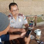 Kapolsek Pujon Mensosialisasikan Aplikasi Apel Batu Kepada Masyarakat di Wisata Pujon