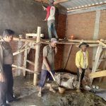 Bhabinkamtibmas Desa Sumberejo Polsek Batu Polres Batu Sambang pekerja Bangunan Sampaiakan Pesan Kamtibmas
