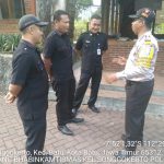 Anggota Bhabinkamtibmas Silaturahmi, Sambang Satpam Pengemban Fungsi Kepolisian Terbatas Bhabin Kel Songgokerto Polsek Batu Polres Batu Sampaikan Peningkatan Pam Swakarsa