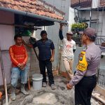 Sambang Pekerja Bangunan Bhabinkamtibmas Kelurahan Temas Polsek Batu Kota Sampaikan Pesan Kamtibmas