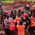 Sinergitas TNI, Polri dan Relawan Patut Diapresiasi Bekerja Keras Mencari Keberadaan Korban Tanah Longsor