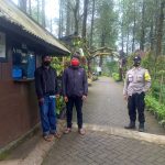 Bripka. ANDRY YUDILESMONO Bhabinkamtibmas Desa Gunungsari Polsek Bumiaji melaksanakan pengecekan lokasi Wisata Goa Pinus