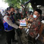 TNI-Polri dan Pemerintah Beri Bantuan Sembako Secara Humanis Kepada Masyarakat di Jatim