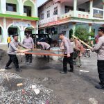 Polisi Bersama Warga Kompak Bantu Pembangunan Gedung Ponpes di Karangan