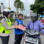 Ramadhan, Polwan Polres Batu Bagi Takjil dan Sosialisasi Penerimaan Polri TA 2023