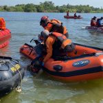 Polres Lamongan Bersama Tim SAR Gabungan Berhasil Evakuasi 3 Korban Perahu Tenggelam di Bengawan Solo