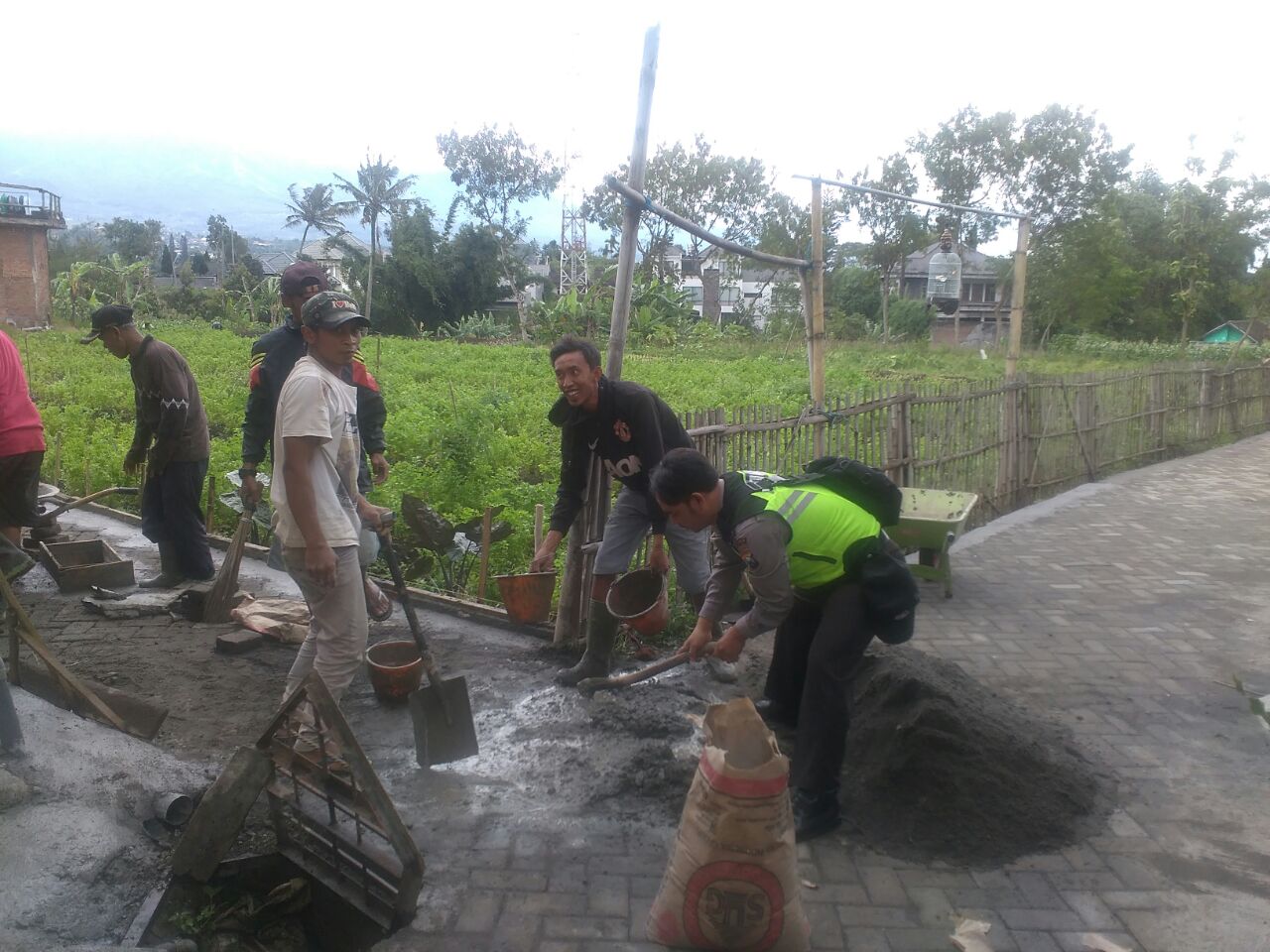 Bhabinkamtibmas Kelurahan Ngaglik Polsek Batu Kota Gotong Royong Pemasangan Paving                       