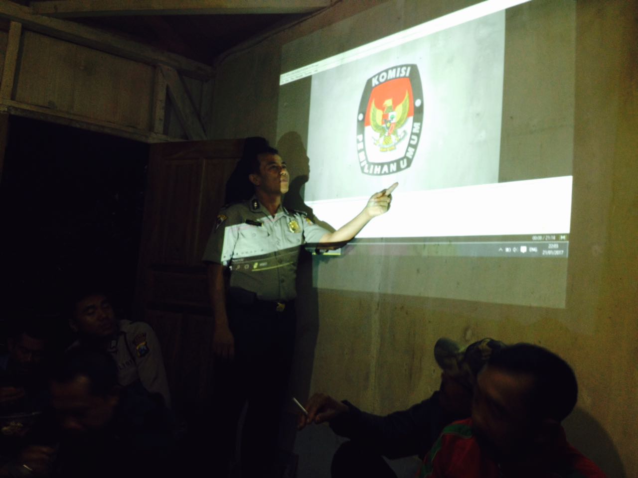 Giat Binluh Kamsa kpd anggota Linmas pencerahan tata cara pengamanan TPS wilayah Polsek Junrejo