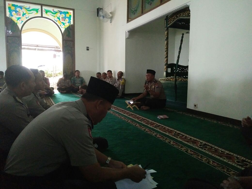 “Suami Idaman” Ipda Totok Memberikan Ceramah di Masjid Roudhotul Amni