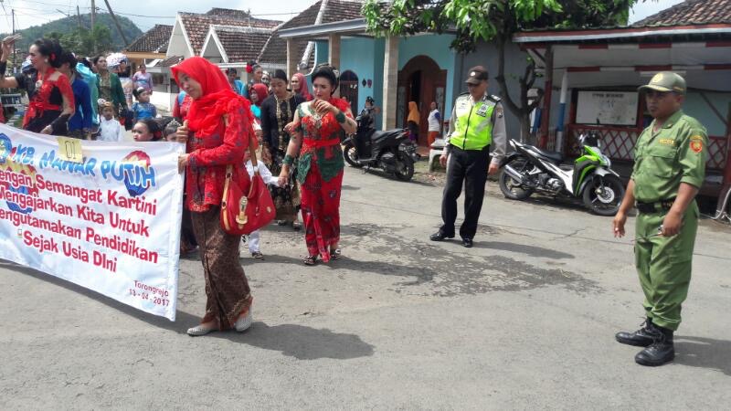 Anggota Polsek Junrejo Amankan Jalannya Karnaval Hari Kartini