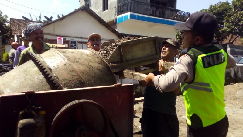 Bhabinkamtibmas Polsek Kasembon Turut Membantu Pengerjaan Pengecoran Jalan Di Dusun Bejirejo