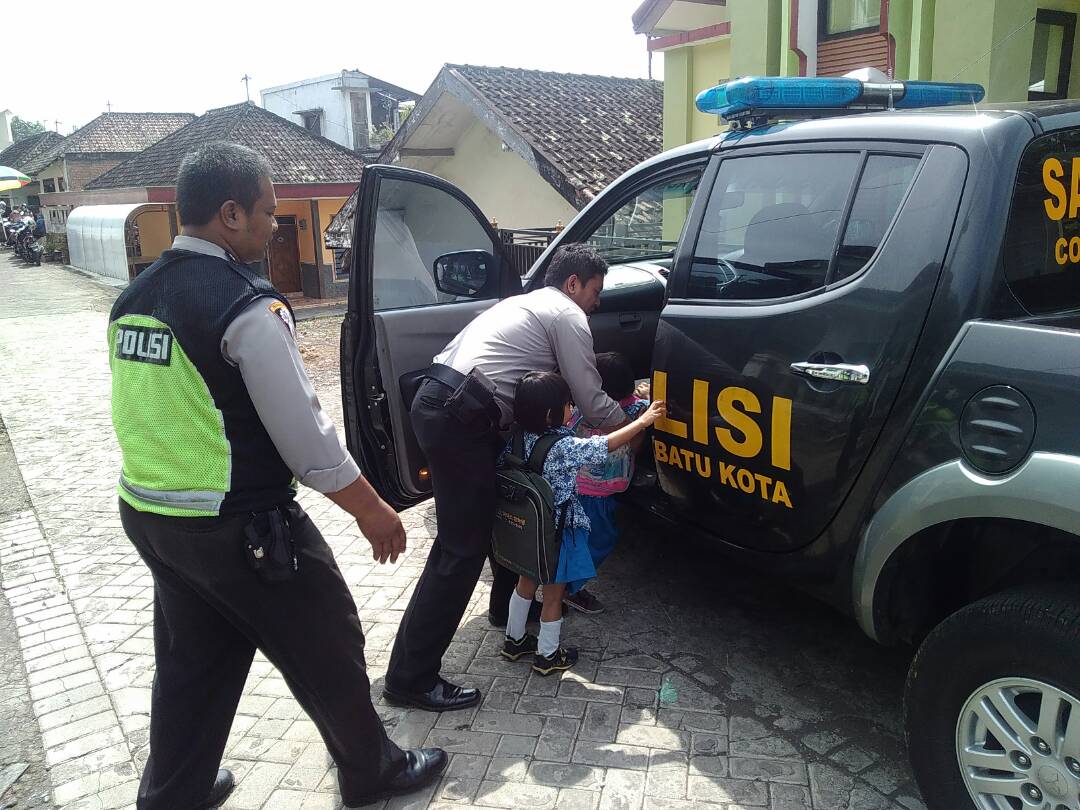 Bentuk Kepedulian Anggota Polsek Batu Kepada Warganya, Mengantar Anak Anak TK Yang Belum Di Jemput Ke Rumahnya