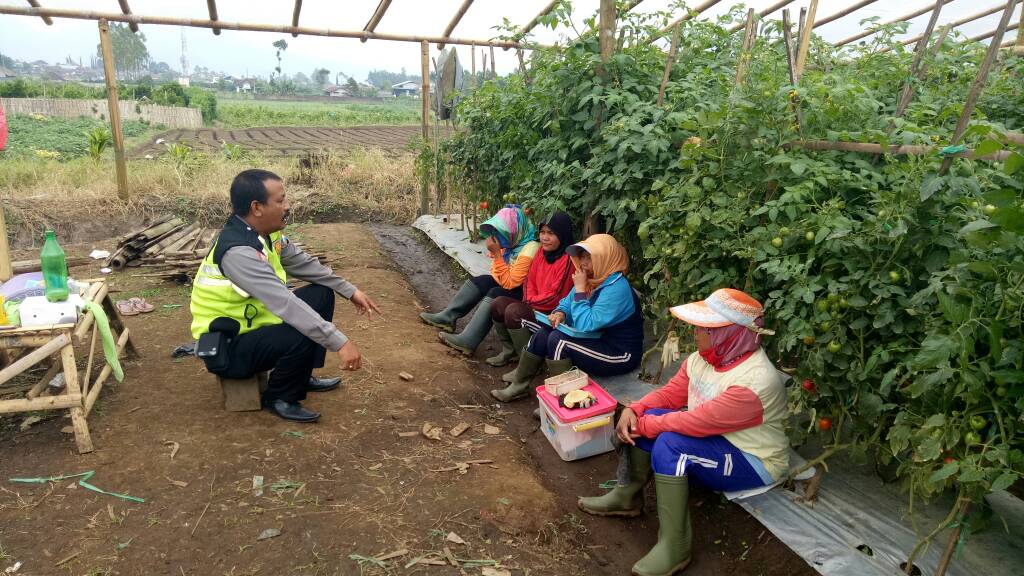 Polres Batu Dialogis Dengan Ibu Pekerja Kebun