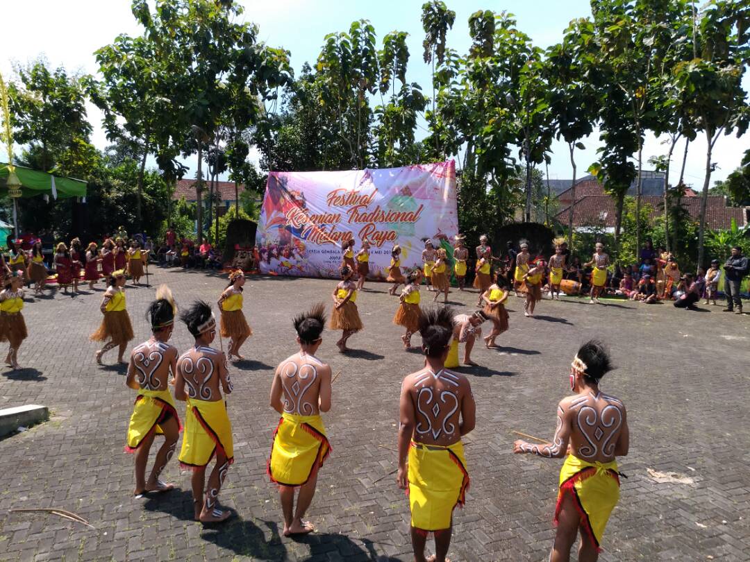 Polres Batu Mengamankan Festifal kesenian tradisional Malang raya di halaman gereja Paroki