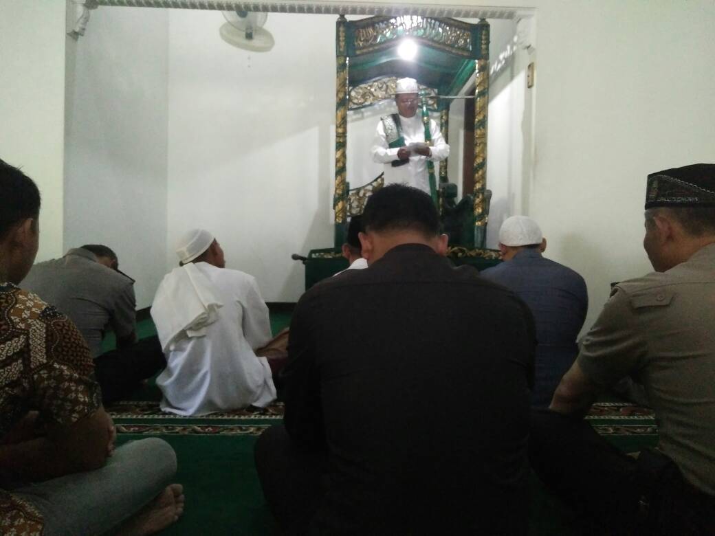 Anggota Polres Batu Yang Beragama Muslim Melaksanakan Jum’atan di masjid Rodhatul amni
