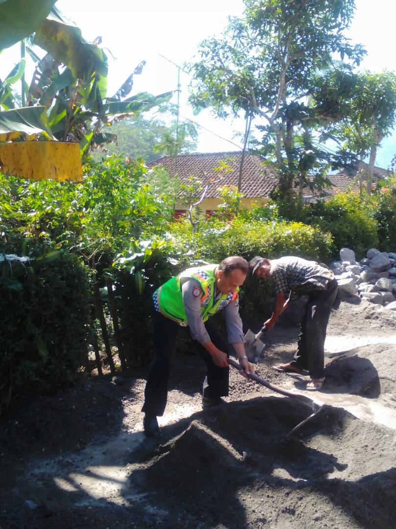 Bhabinkamtibmas Desa Waturejo Polres Batu Kerja Bakit bersama warga diDusun Sumbergondo