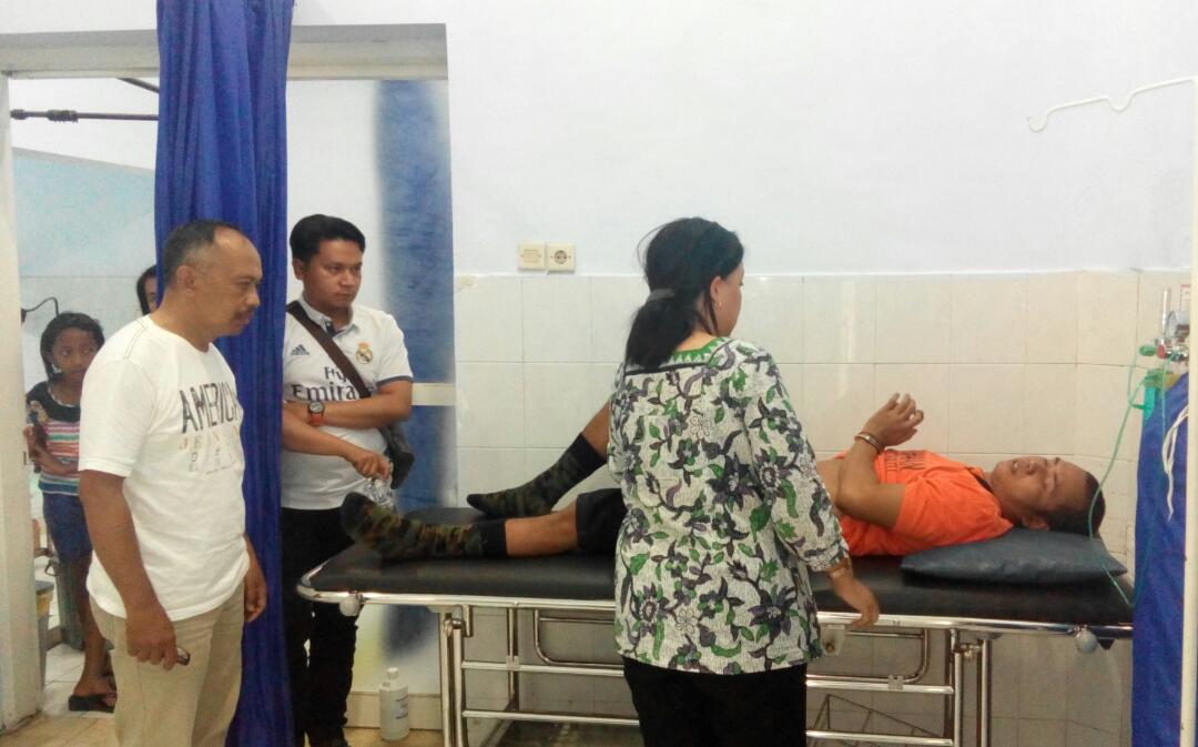 Kasat Tahti Polres Batu Antar Tahanan Ke Rumah Sakit Bhayangkara