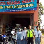 Anggota Bhabinkamtibmas Polsek Kasembon Polres Batu Melaksanakan Kunjungan Ke warga Desa dan Pelajar Guna Sampaikan Pesan Kamtibmas