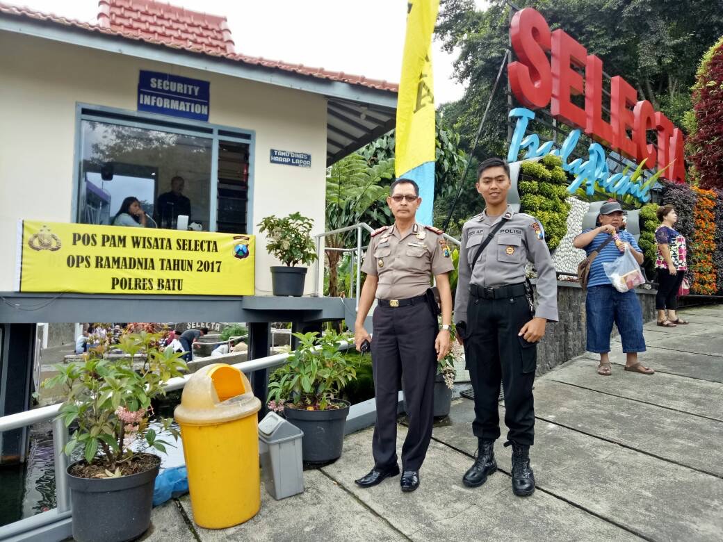 Kapos Pam Selekta Bersama Anggota Laksanakan Giat Patroli Jalan Kaki