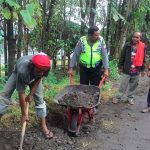 Bersama Warga Membangun Memperbaiki Jalan Polsek Kasembon Polres Batu