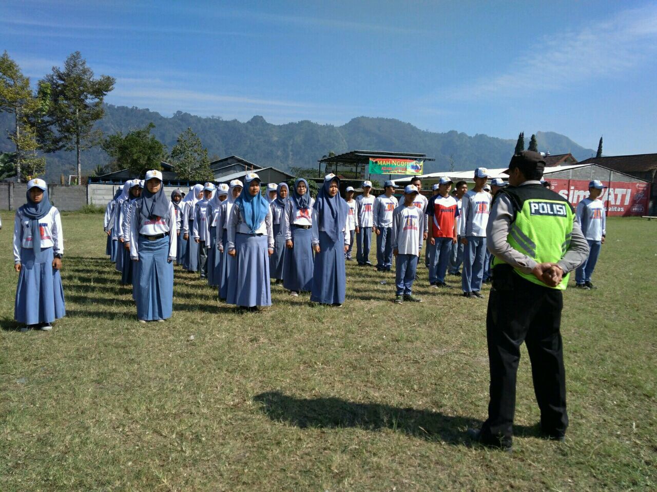 Bhabinkamtibmas Desa Mulyorejo Polsek Ngantang Polres Batu Melaksanakan pelatihan PBB kepada Siswa SMA N 01 Ngantang
