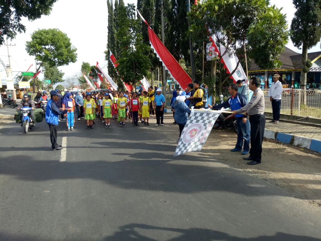 Polsek Pujon Polres Batu Melaksanakan Pengamanan Lomba Lari Tingkat SD