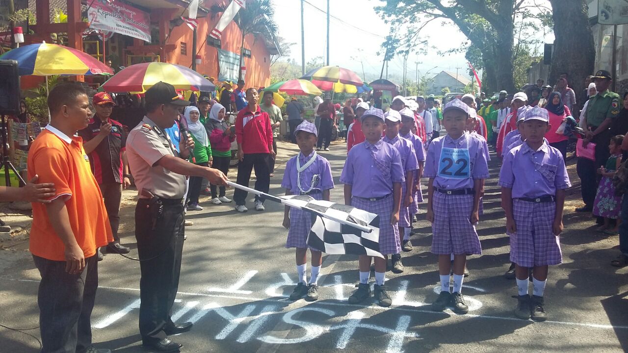 Polres Batu Polsek Junrejo Amankan Gerak Jalan Tepat Waktu Tingkat SD SMP Dan SMA Se-Kecamatan Junrejo