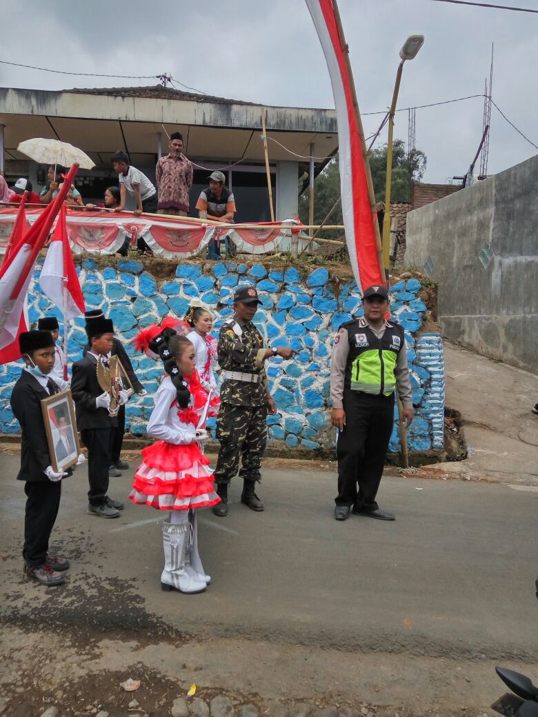 Anggota Polsek Pujon Polres Batu Amankan Karnaval Desa Sukomulyo