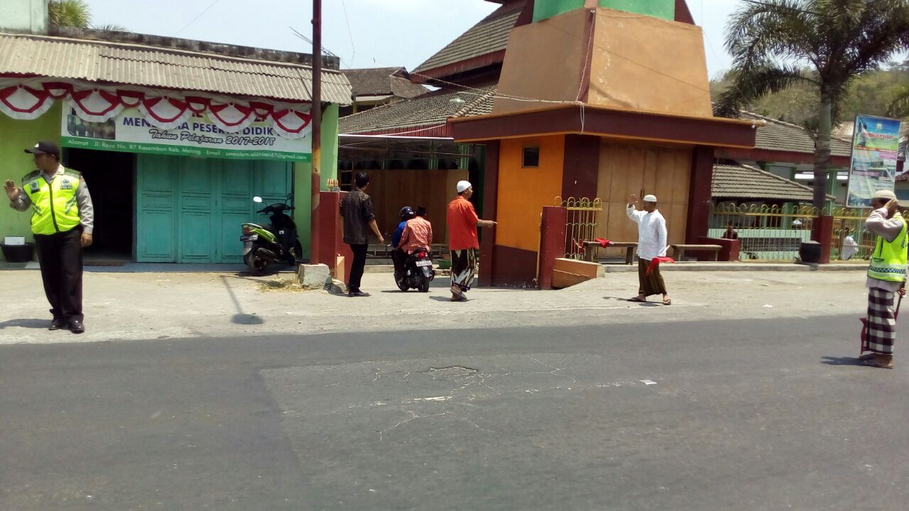 Anggota Polsek Kasembon Polres Batu Amankan Sholat Jum’at Di Masjid Bhaiturohmat