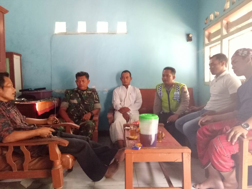 Anggota Bhabinkamtibmas Desa Pulosari Polres Batu Bersama Babinsa Tatap Muka Dengan Kasun Agar Wilayah Aman Kondusif