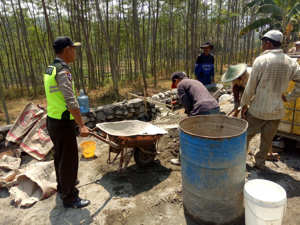 Bhabinkamtibmas Polsek Kasembon Polres Batu melaksanakan kerja bakti bersama warganya.