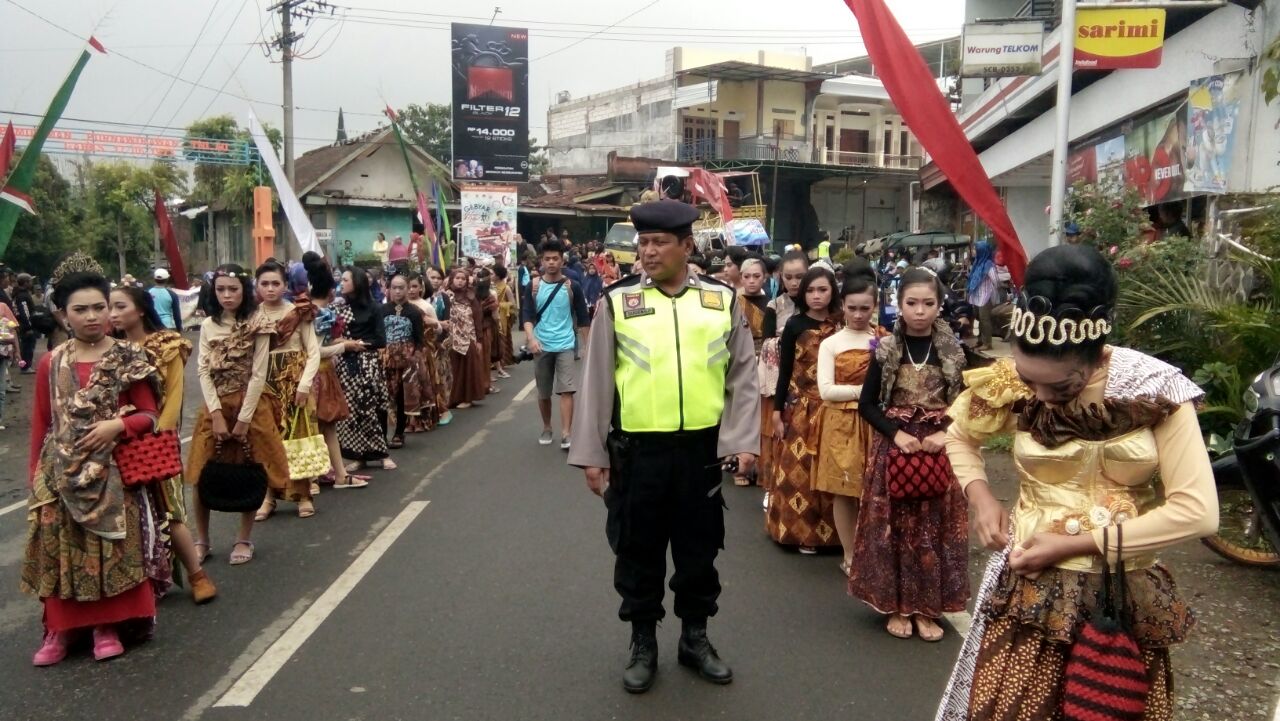 Polres Batu Lakukan Pengamanan Karnaval Desa Tulungrejo