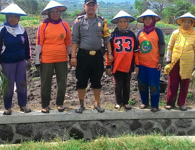 Tingkatkan Kemitraan dengan masyarakat  Brigadir Anton Bhabinkamtibmas Polsek Batu Polres Batu Kunjungi Warga Tanam Sayur